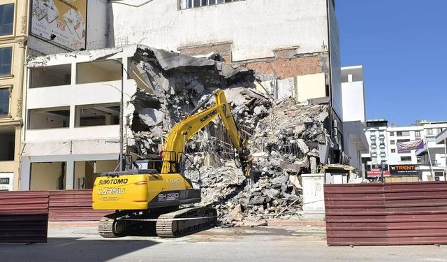 Depremde Hasar Gören Bina Yıkımında Kaza! Moloz Parçası Operatörün Başına İsabet Etti!