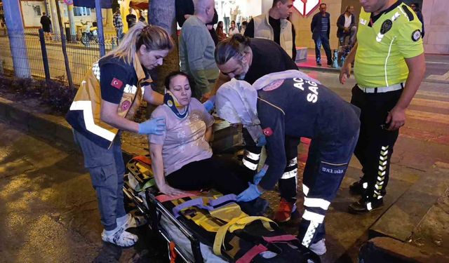 Antalya'da Yaya geçidinde otomobil yol verdi motosiklet hastanelik etti