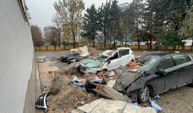 Kahramanmaraş’ta Veli toplantısı sırasında otomobillerin üzerine duvar devrildi: 3 yaralı