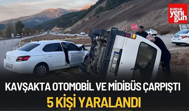 Kavşakta Otomobil ve Midibüs Çarpıştı, 5 Yaralı