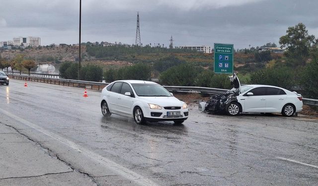 Tarsus’ta Feci Kaza! Refüje Çarpan Araçta 4 Kişi Yaralandı