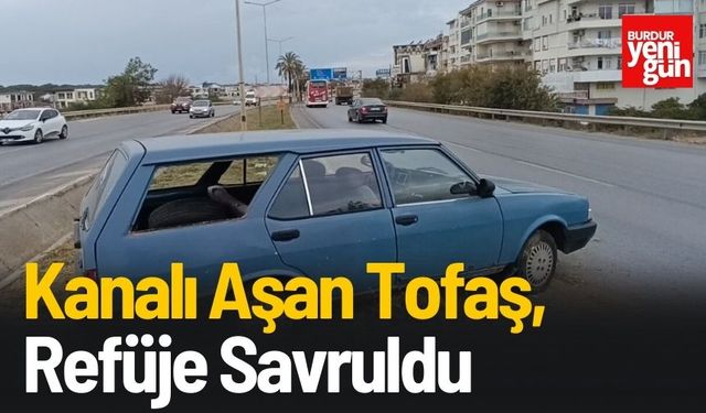 Seyir Halindeki Tofaş’ın Lastiği Patladı, Refüje Uçtu