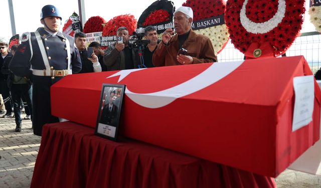 Adana şehidini dualarla uğurladı