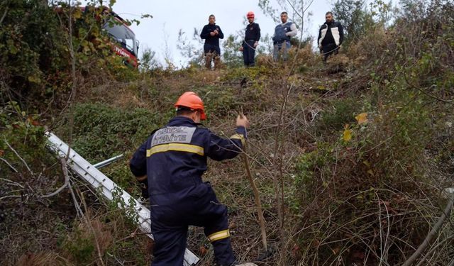 Hatay'da şarampole devrilen hafif ticari araçtaki 2 kişi yaralandı