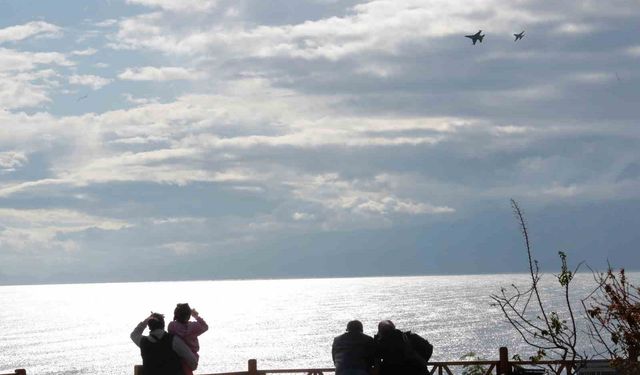 SoloTürk’ten Antalya semalarında deniz üstü eğitim uçuşu