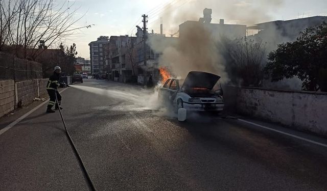 Hatay’da seyir halindeki otomobil yandı