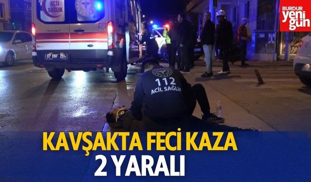 Kavşakta Feci Kaza: 2 Kişi Yaralandı