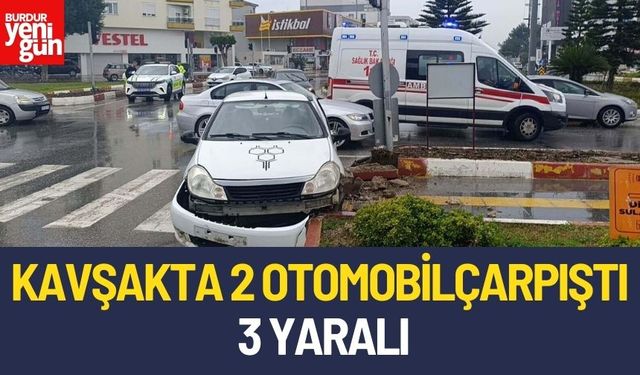 Kavşakta 2 otomobil çarpıştı: 3 yaralı