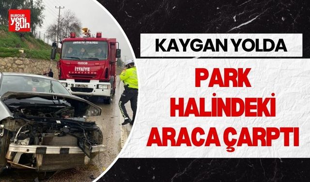 Kaygan Yolda Park Halindeki Araca Çarptı