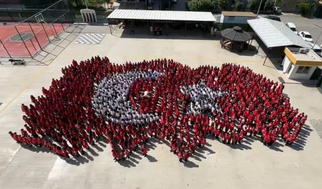 Antalya'da 1300 öğrenci Türkiye haritası koreografisi oluşturdu