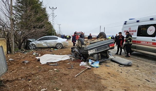 Kahramanmaraş'ta iki otomobilin çarpıştığı kazada 3 kişi öldü, 3 kişi yaralandı