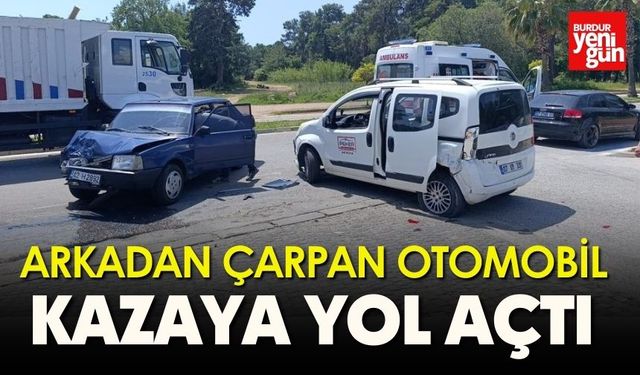 Arkadan Çarpan Otomobil Kazaya Yol Açtı