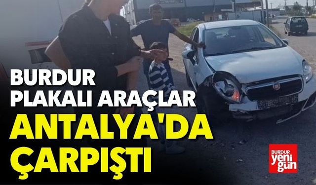 Burdur Plakalı Araçlar Antalya'da Çarpıştı