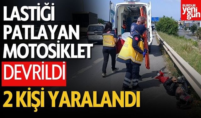 Lastiği Patlayan Motosiklet Devrildi! 2 Kişi Yaralandı