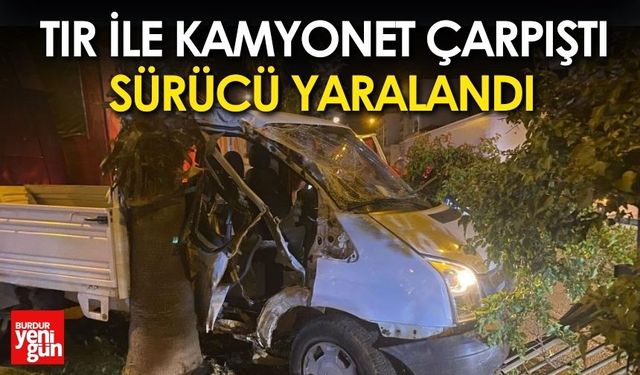 Tır ile Kamyonet Çarpıştı