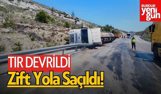 Devrilen tırda yüklü zift yola saçıldı