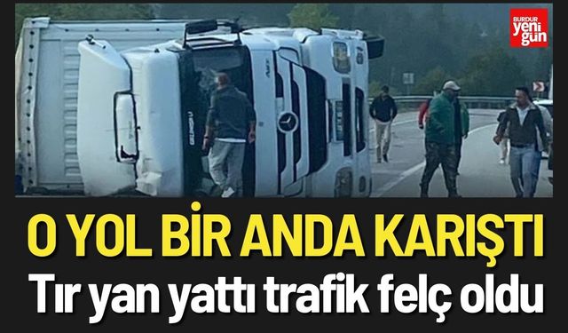 O Yol Bir Anda Karıştı! Tır Devrildi, Trafik Felç Oldu