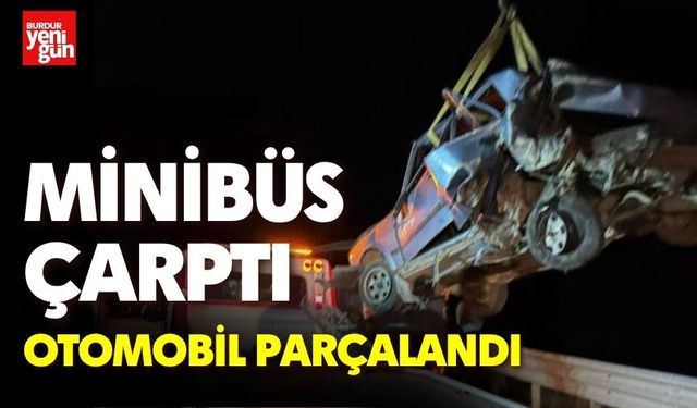 Minibüs Çarptı, Otomobil Parçalandı