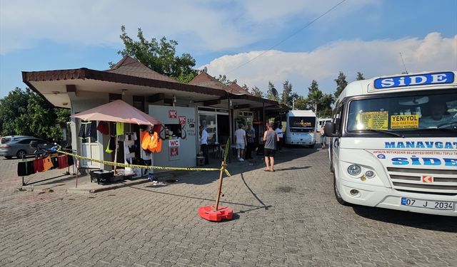 Antalya'da dolmuş durağında bıçaklanan şoför yaralandı