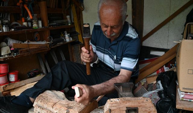 Emekliliğini ahşaptan süs ve mutfak eşyaları yaparak geçiriyor