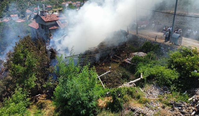 GÜNCELLEME - Antalya'da otluk alanda çıktıktan sonra evlere sıçrayan yangın söndürüldü