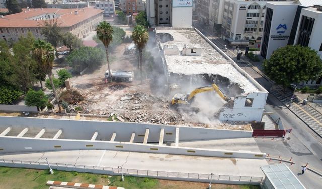 Mersin'de kullanım ömrünü tamamlayan öğretmenevi binası kontrollü yıkıldı