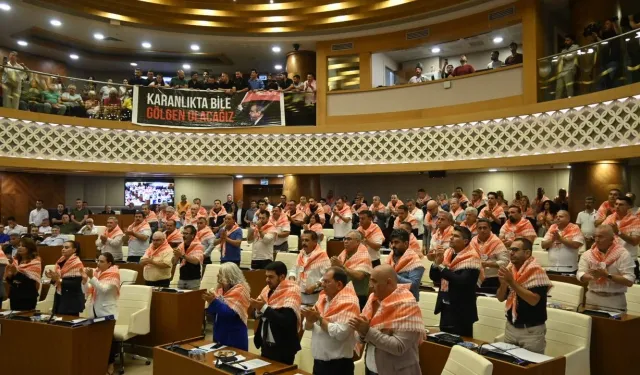 Antalya'da Meclis Karıştı! Ayakkabı Kutusu Havada Uçuştu