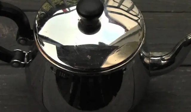 Ne tel, ne deterjan: Çaydanlığa dökün, görenler "yeni mi" diyecek...