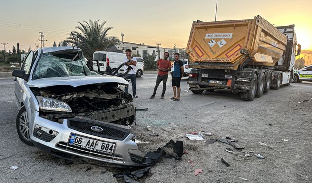 Adana'da kamyona çarpan otomobildeki 2 kişi öldü, 1 kişi yaralandı