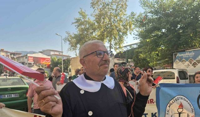 Çocuklarının yerine önlük giyen veliler, Okuma Haftasını sokaklarda kutladı