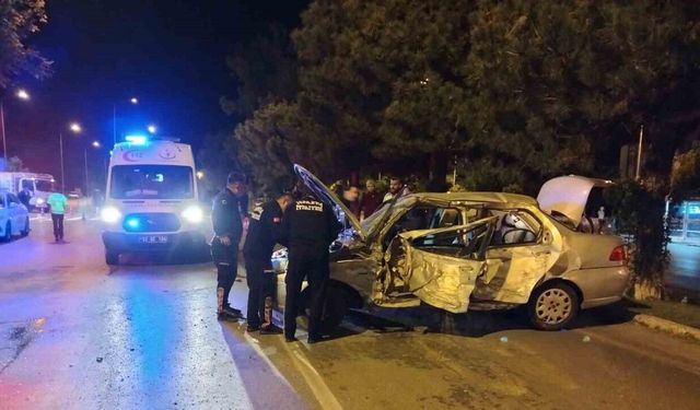 Kontrolden çıkan otomobil ağaçlara çarparak durabildi, genç sürücü yaralandı