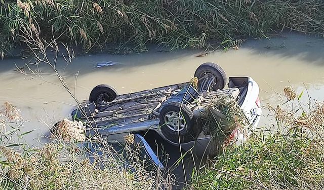 Adana'da sulama kanalına devrilen otomobilin sürücüsü yaralandı