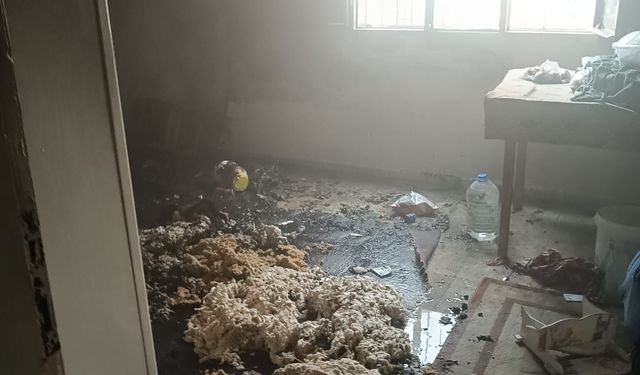 Adana'da evde çıkan yangında anne ve kızı dumandan etkilendi