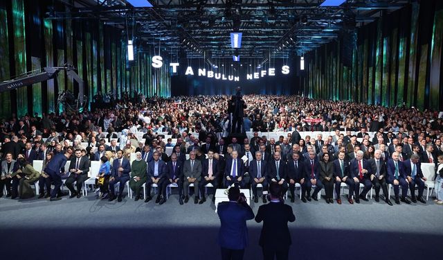 İSTANBUL - Cumhurbaşkanı Erdoğan, Atatürk Havalimanı Millet Bahçesi'ni gezerek vatandaşlarla sohbet etti