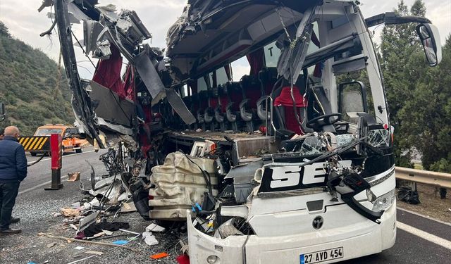 Osmaniye'de yolcu otobüsünün tıra çarptığı kazada 7 kişi öldü, 11 kişi yaralandı (2)