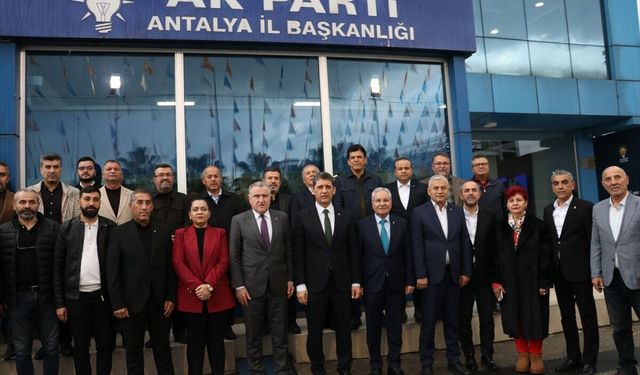 Gençlik ve Spor Bakanı Bak, AK Parti Antalya İl Başkanlığını ziyaret etti