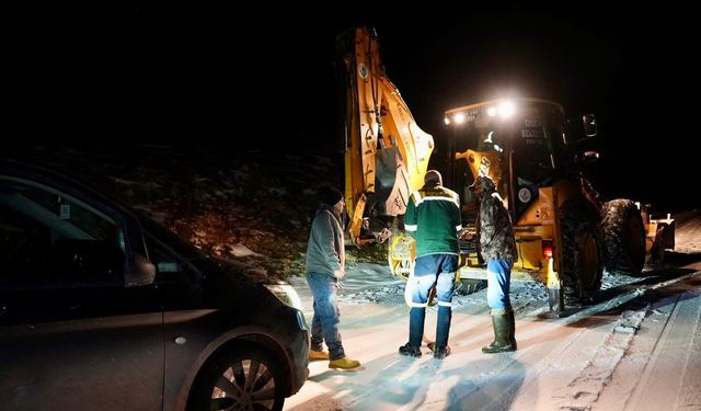Mersin'de kar nedeniyle yolda mahsur kalan araçtaki 3 kişi kurtarıldı