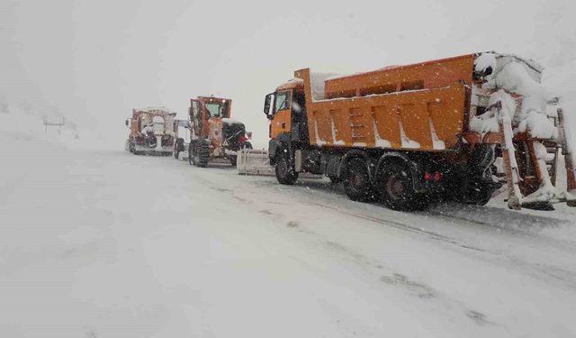 Antalya'da bin 825 rakımlı Alacabel'de kar yağışı