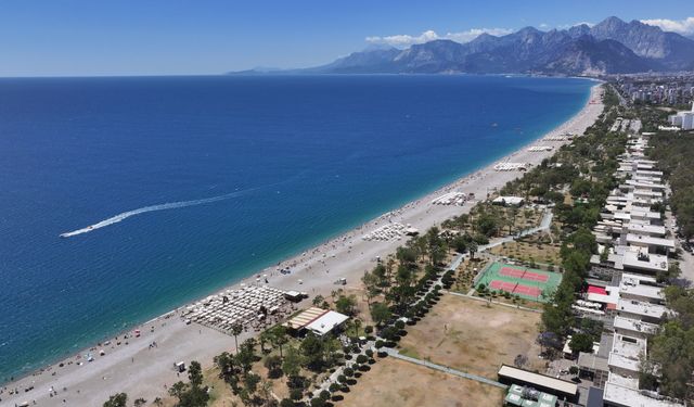 Antalya sahillerinde Kurban Bayramı'nın son gününde de yoğunluk sürdü