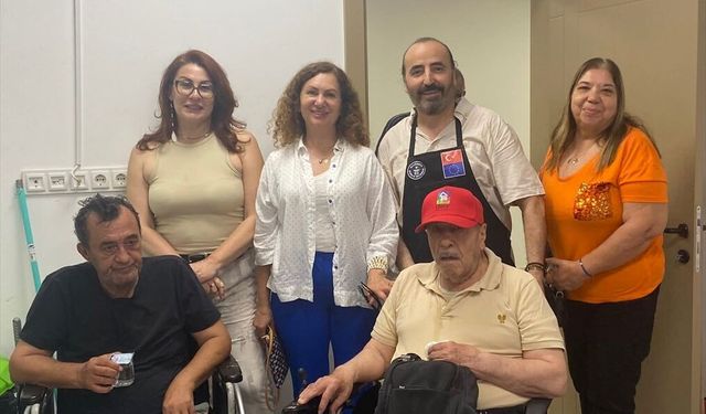 Antalya'da gönüllüler bayram öncesi huzurevi sakinlerinin kişisel bakımını yaptı