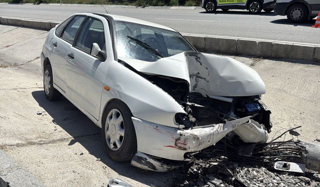 Burdur'da aydınlatma direğine çarpan otomobilin sürücüsü yaralandı