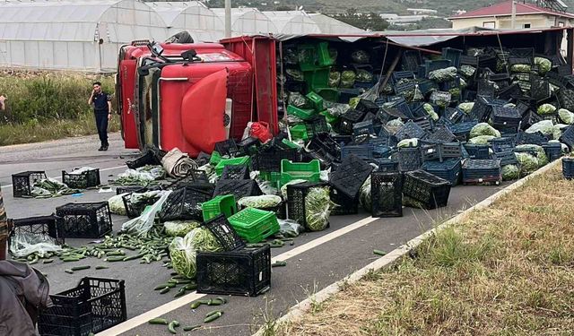 Antalya'da sebze yüklü kamyon ile motosiklet çarpıştı: 3 yaralı