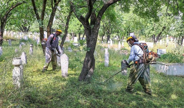 Denizli'de mezarlıklar Kurban Bayramına hazır