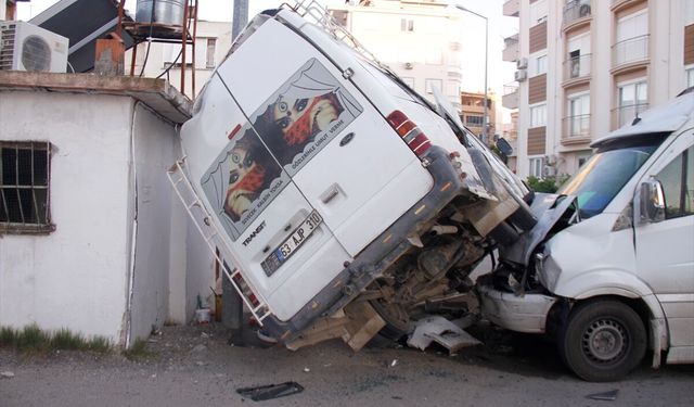 Antalya'da tarım işçilerini taşıyan 2 minibüsün çarpıştığı kazada 5 kişi yaralandı