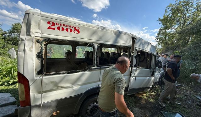 Burdur'da tarlaya devrilen minibüsteki 8 kişi yaralandı