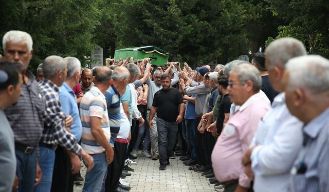Denizli'deki otobüs kazasında ölen Hayriye Arıkan ve Merve Erik'in cenazeleri Alanya'da defnedildi