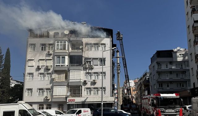 Antalya'da apartmanın teras katında çıkan yangında mahsur kalan 2 kişi kurtarıldı