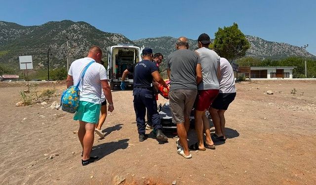 Antalya'da gezi teknesinde yaralanan kişiye tıbbi tahliye