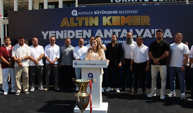 Antalya'nın pehlivanları törenle karşılandı