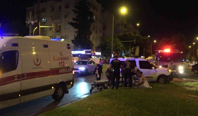 Antalya'da iki hafif ticari araç kavşakta çarpıştı: 3 yaralı